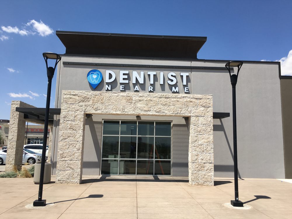 Signage of a real dental office in Texas that's named Dentist Near Me.